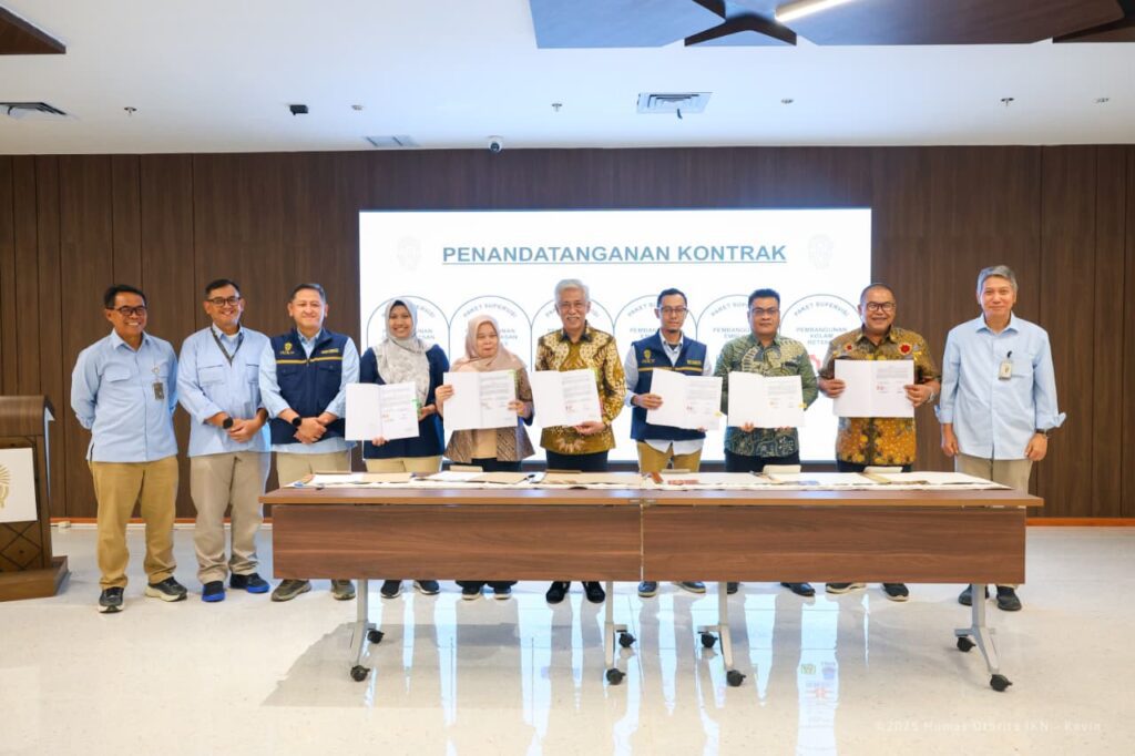 Otorita Ibu Kota Nusantara (IKN) melaksanakan penandatanganan kontrak untuk 6 paket pekerjaan supervisi pembangunan infrastruktur strategis di Kantor Kemenko 3 IKN pada Selasa (16/12/2025). Hingga saat ini sebanyak 26 dari 28 paket pekerjaan tahap II (2025-2028) telah ditandatangani