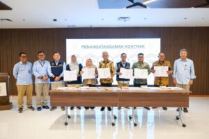 Otorita Ibu Kota Nusantara (IKN) melaksanakan penandatanganan kontrak untuk 6 paket pekerjaan supervisi pembangunan infrastruktur strategis di Kantor Kemenko 3 IKN pada Selasa (16/12/2025). Hingga saat ini sebanyak 26 dari 28 paket pekerjaan tahap II (2025-2028) telah ditandatangani