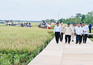 Presiden Prabowo saat menghadiri Panen Raya di Desa Kertamukti, Kabupaten Karawang, Provinsi Jawa Barat, Rabu (07/01/2026).