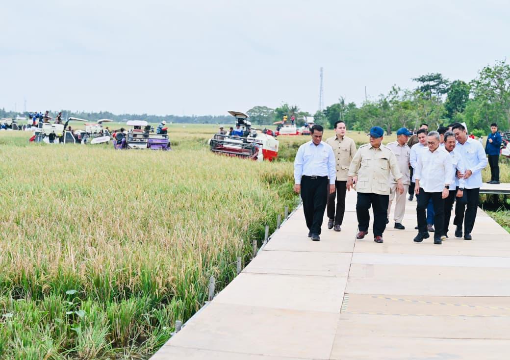 Presiden Prabowo saat menghadiri Panen Raya di Desa Kertamukti, Kabupaten Karawang, Provinsi Jawa Barat, Rabu (07/01/2026).