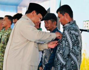Presiden Prabowo Subianto menganugerahkan Tanda Kehormatan kepada sejumlah tokoh dan pelaku di bidang pertanian dan pangan dalam acara Panen Raya dan Pengumuman Swasembada Pangan Nasional Tahun 2025 / (BPMI Setpres)