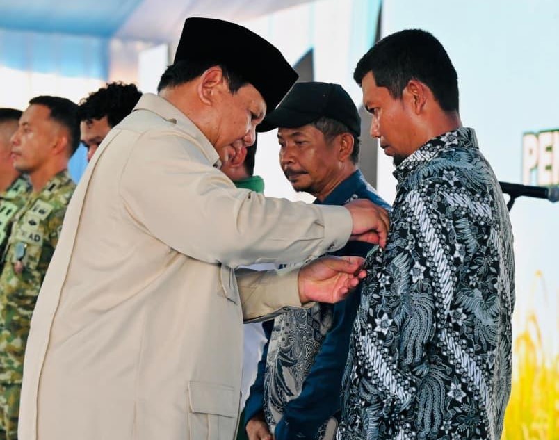 Presiden Prabowo Subianto menganugerahkan Tanda Kehormatan kepada sejumlah tokoh dan pelaku di bidang pertanian dan pangan dalam acara Panen Raya dan Pengumuman Swasembada Pangan Nasional Tahun 2025 / (BPMI Setpres)