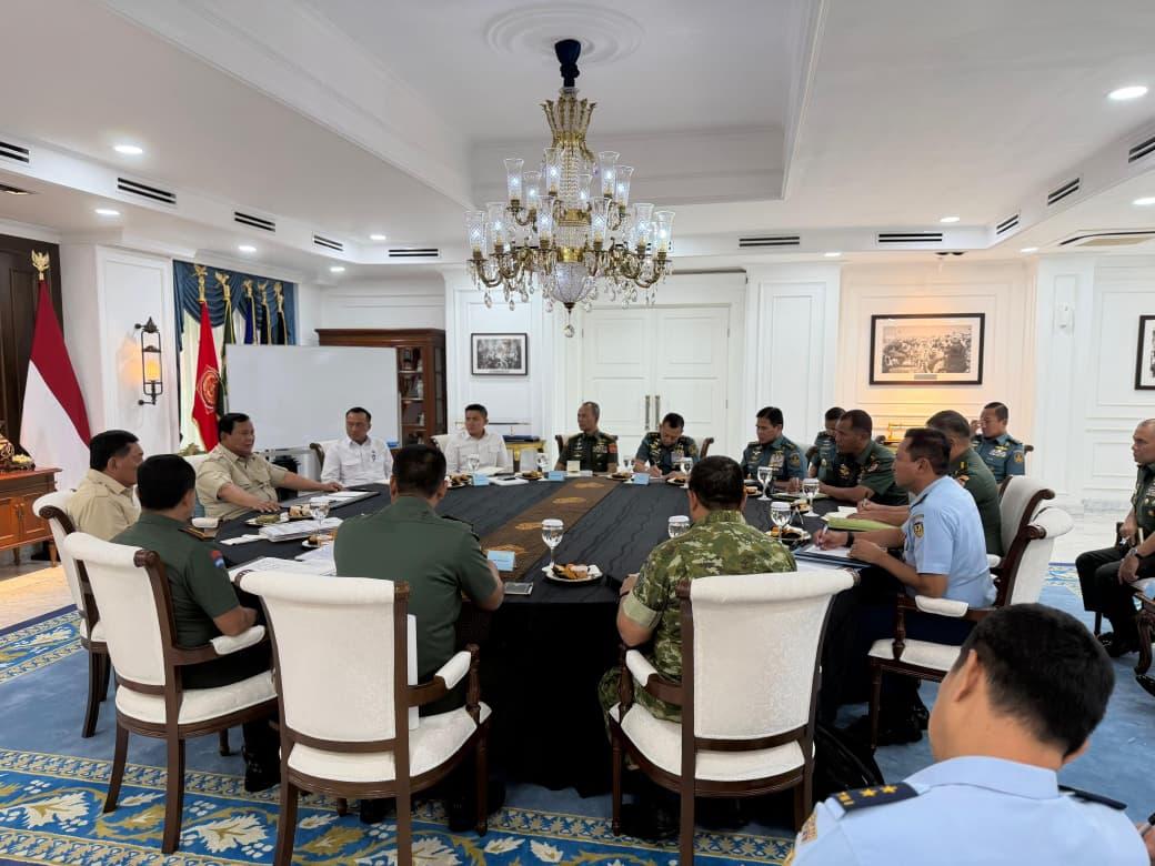 Presiden Prabowo Subianto melakukan pertemuan rutin bersama sejumlah pejabat utama Tentara Nasional Indonesia (TNI) di Istana Merdeka, Jakarta, Jumat (16/01/2026).