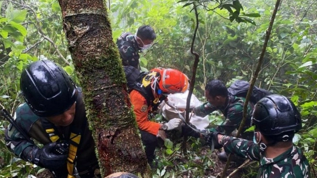 Tim Rescuer SAR gabungan mengevakuasi jenazah korban kecelakaan pesawat ATR 42-500 di medan ekstrim usai kecelakaan menghantam Gunung Bulusaraung, Kabupaten Pangkajene Kepulauan (Pangkep), Sulawesi Selatan. (Basarnas Makassar-SAR Gabungan/suara.com).