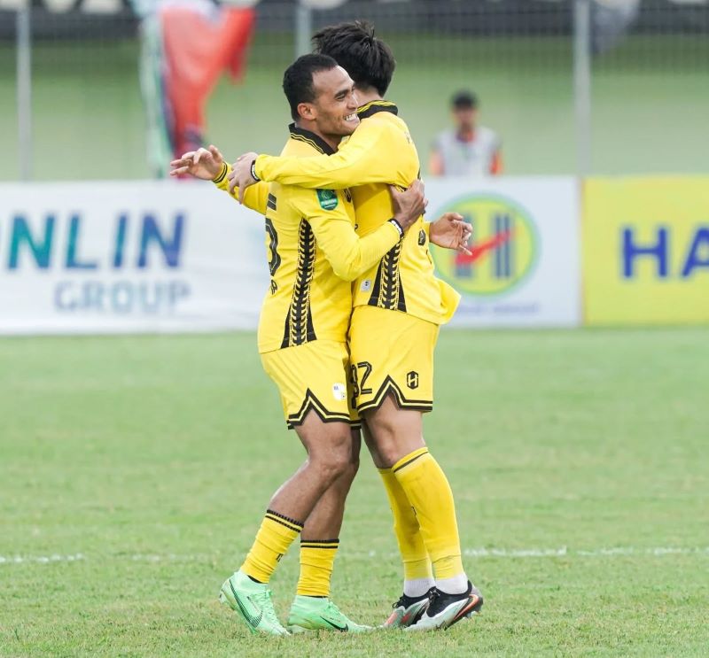 Rizky Pora memeluk kapten tim Bayu Pradana usai mencetak gol / FB Barito Putera