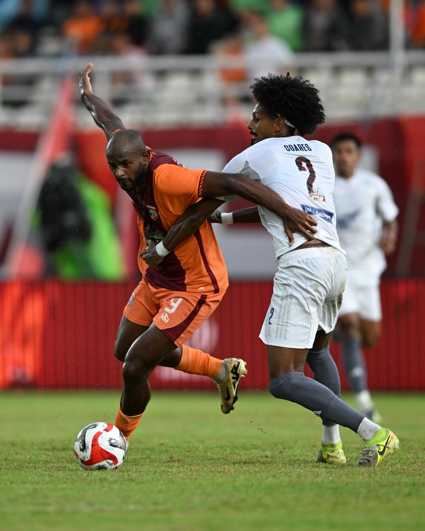 Joel Vinicius berupaya melewati bek PSM Makassar Aloisio Neto / FB Borneo FC