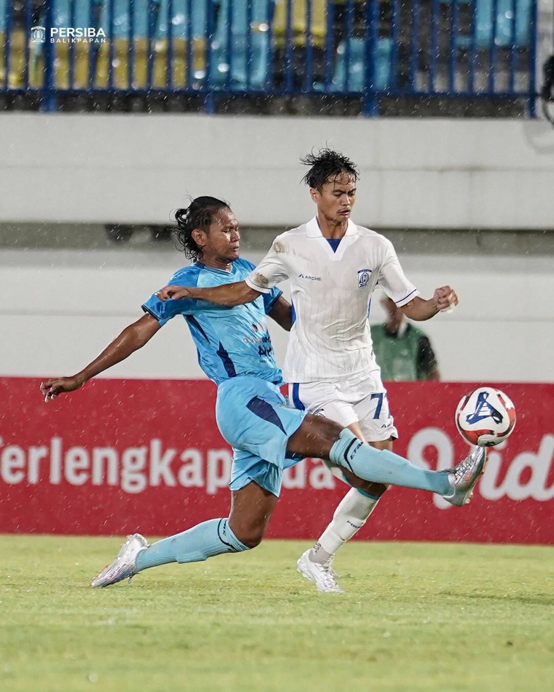 Striker Persiba Balikpapan Lorensius Amanat Sabda yang berhasil lolos namun dari hadangan pemain Persela Lamongan Muhammad Hambali / FB Persiba Balikpapan