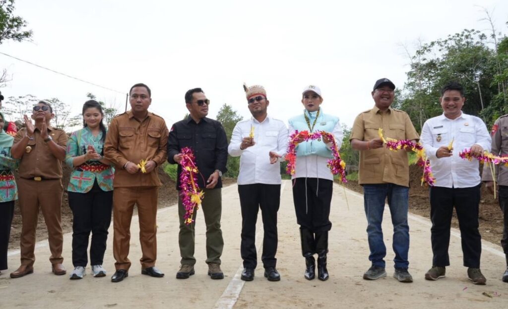 Gubernur Kalimantan Timur, Rudy Mas’ud (Harum), meresmikan paket pembangunan jalan yang menghubungkan Tering Kutai Barat (Kubar) menuju Ujoh Bilang Mahakam Ulu (Mahulu) pada Selasa (6/1/2026). / pemprov