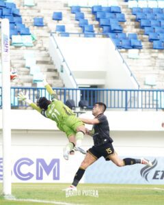 Bek Barito Putera Fabiano Beltrame mendapat kartu merah pada sat injury time / FB Barito Putera