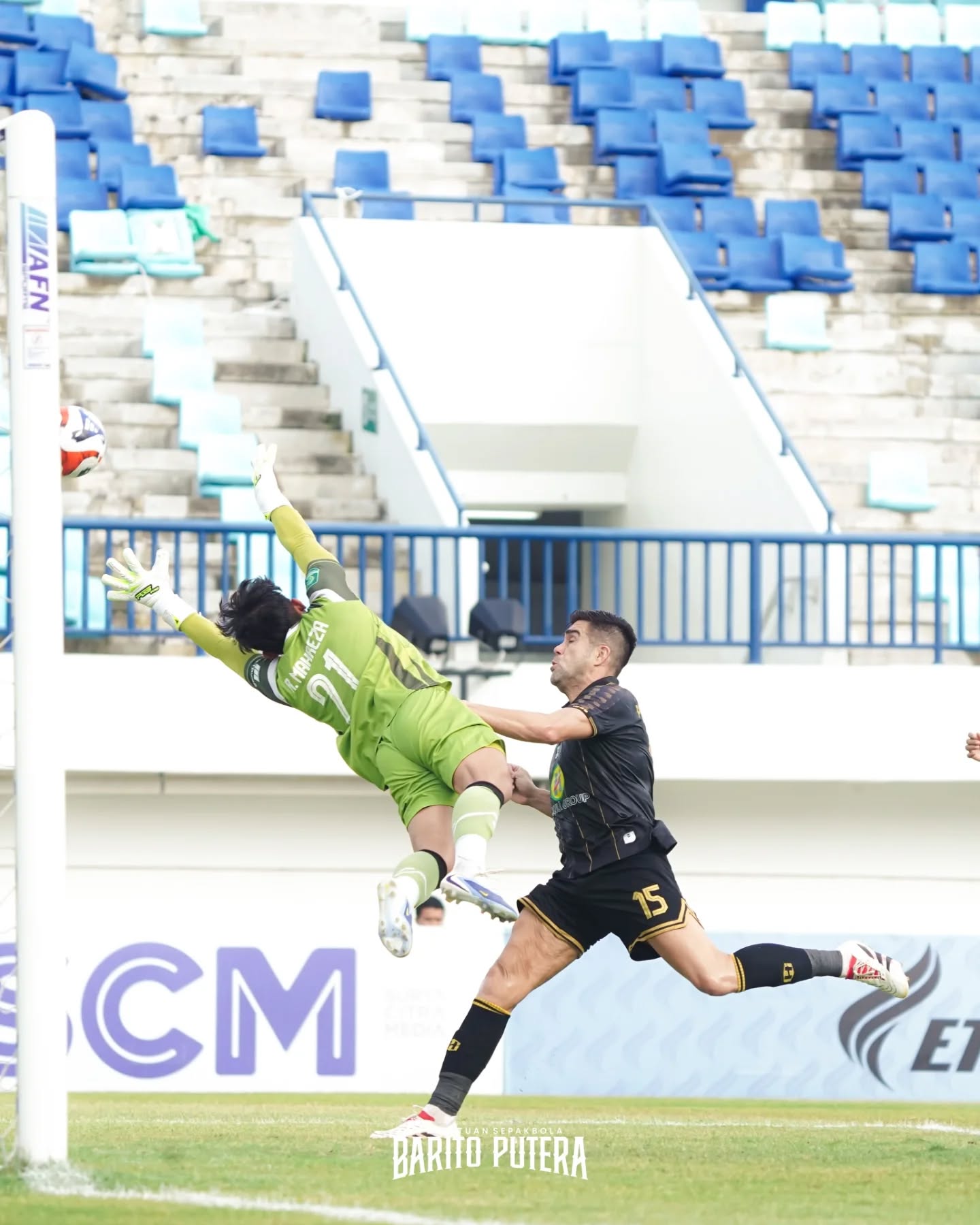 Bek Barito Putera Fabiano Beltrame mendapat kartu merah pada sat injury time / FB Barito Putera