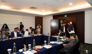 Menteri ESDM Bahlil Lahadalia dan Gubernur Kaltim Rahmad Mas’ud menggelar rapat pemantapan di Hotel Novotel Balikpapan, Minggu 11 Januari 2026 malam / Pemprov