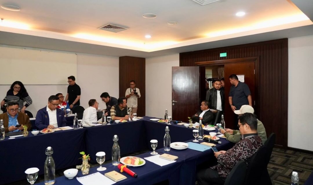 Menteri ESDM Bahlil Lahadalia dan Gubernur Kaltim Rahmad Mas’ud menggelar rapat pemantapan di Hotel Novotel Balikpapan, Minggu 11 Januari 2026 malam / Pemprov