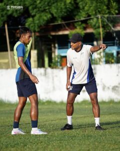 Leo Tupamahu memimpin latihan perdan Persiba Balikpapan di Lapangan Bima Sakti / Persiba Balikpapan
