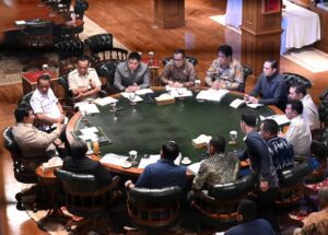 Presiden Prabowo Subianto mengumpulkan sejumlah menteri dan petinggi lembaga Kabinet Merah Putih ke kediamannya di Hambalang, Bogor, pada Minggu (25/01/2026).