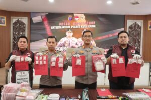 Kapolres Kutai Kartanegara, AKBP Khairul Basyar, didampingi Wakapolres Kompol Izdiharuddin Faris, dalam konferensi pers di Ruang Catur Prasetya, Kamis (22/01/2026). / Polda