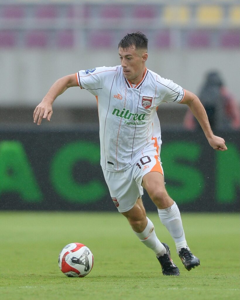 Mariano Peralta pencetak gol tunggal ke gawang Persis Solo / FB Borneo FC