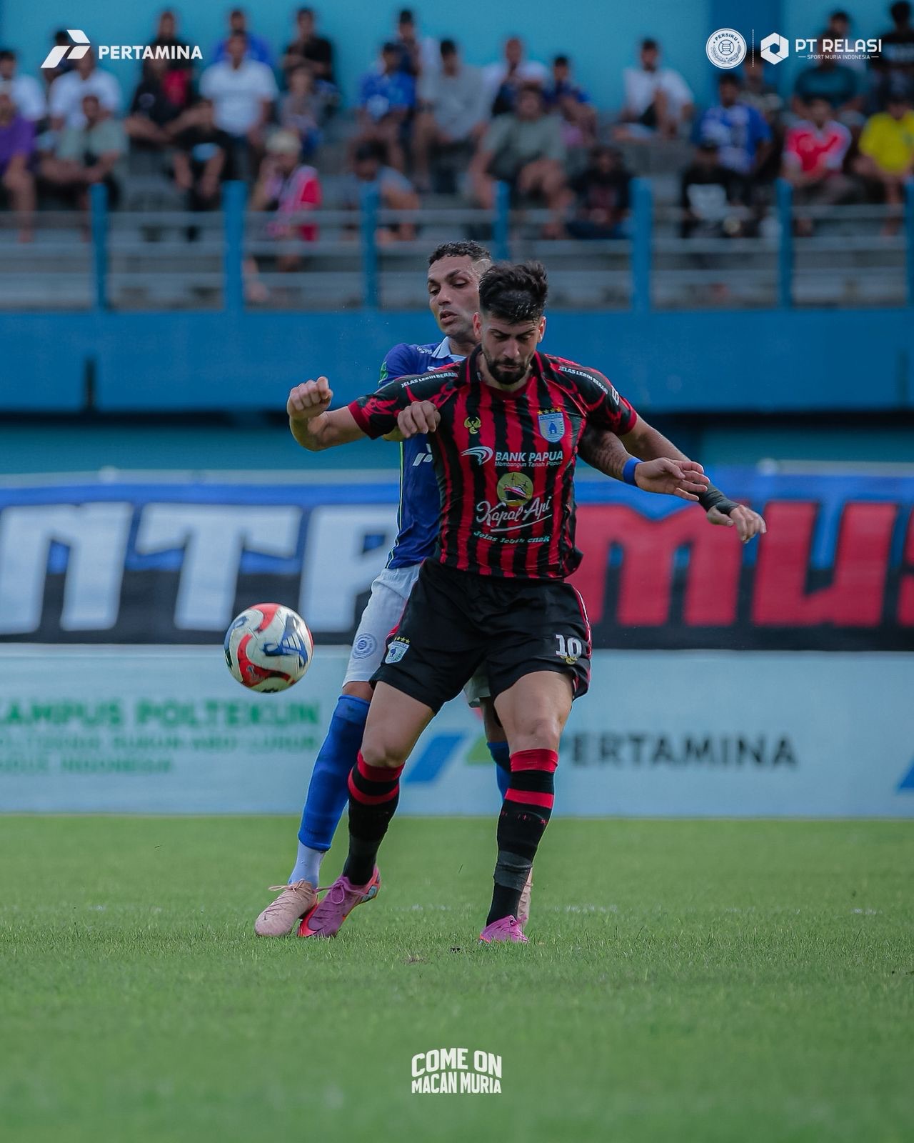 Laga Persiku Kudus vs Persipura Jayapura yang berakhir dengan skor 1-2 / FB Persiku Kudus News