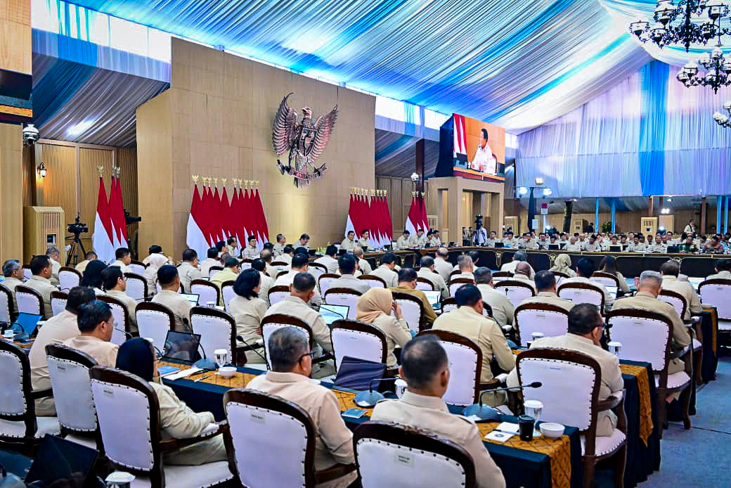 Presiden Prabowo Subianto menyampaikan Taklimat Awal Tahun kepada seluruh jajaran Kabinet Merah Putih di kediamannya di Hambalang, Kabupaten Bogor, pada Selasa, 6 Januari 2026. (Foto: BPMI Setpres)