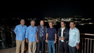 Wali Kota Balikpapan bersama jajaran pejabat pusat dan daerah berfoto dengan latar kawasan Ibu Kota Nusantara (IKN) pada malam hari.