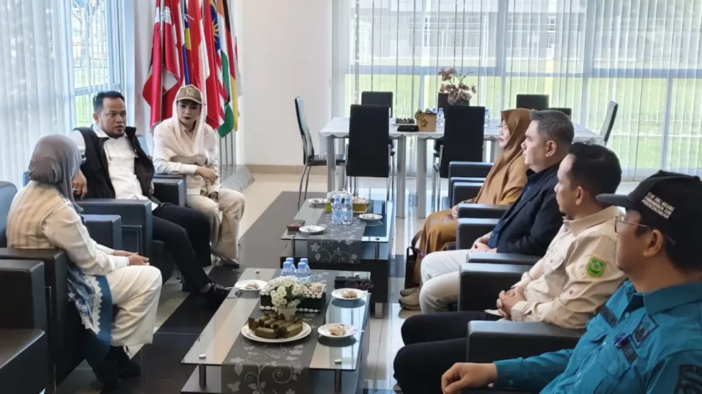 Gubernur Kaltim Rudy Mas'ud saat berbincang santai di ruang VVIP Bandara Kalimarau, usai transit dari Balikpapan menuju Maratua / Pemprov