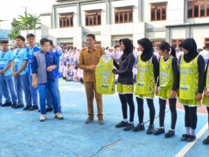 Main Dealer Yamaha Kaltimtara, PT Surya Timur Sakti Jatim (STSJ), Yamaha resmi menyerahkan bantuan jersey tanding untuk tim futsal dan basket SMAN 16 Samarinda.