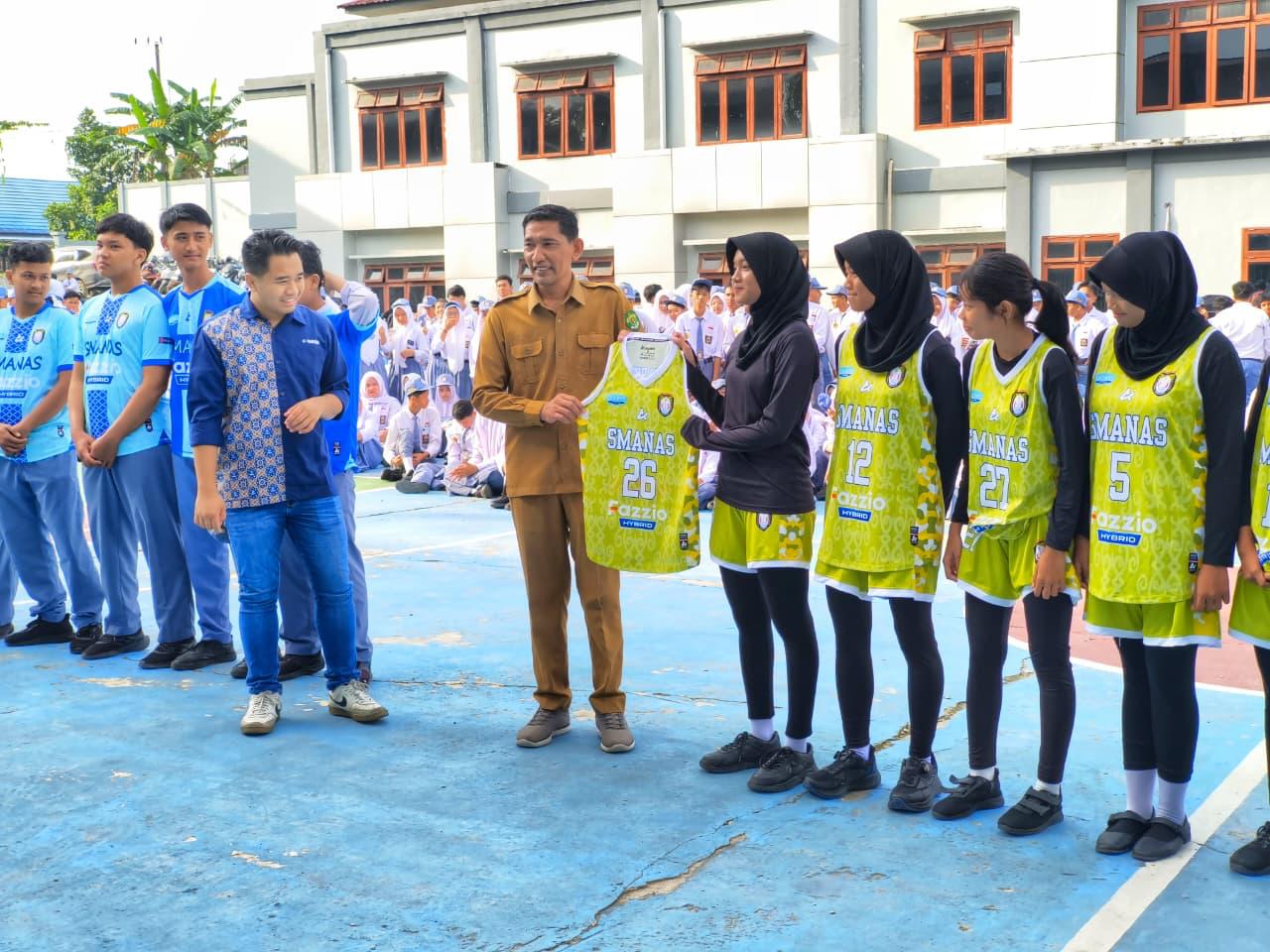 Main Dealer Yamaha Kaltimtara, PT Surya Timur Sakti Jatim (STSJ), Yamaha resmi menyerahkan bantuan jersey tanding untuk tim futsal dan basket SMAN 16 Samarinda.