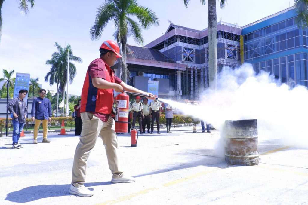 Perkuat Budaya K3, PLN UID Kaltimra Gelar Simulasi Kebakaran
