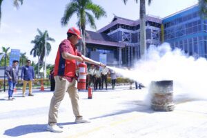 Perkuat Budaya K3, PLN UID Kaltimra Gelar Simulasi Kebakaran