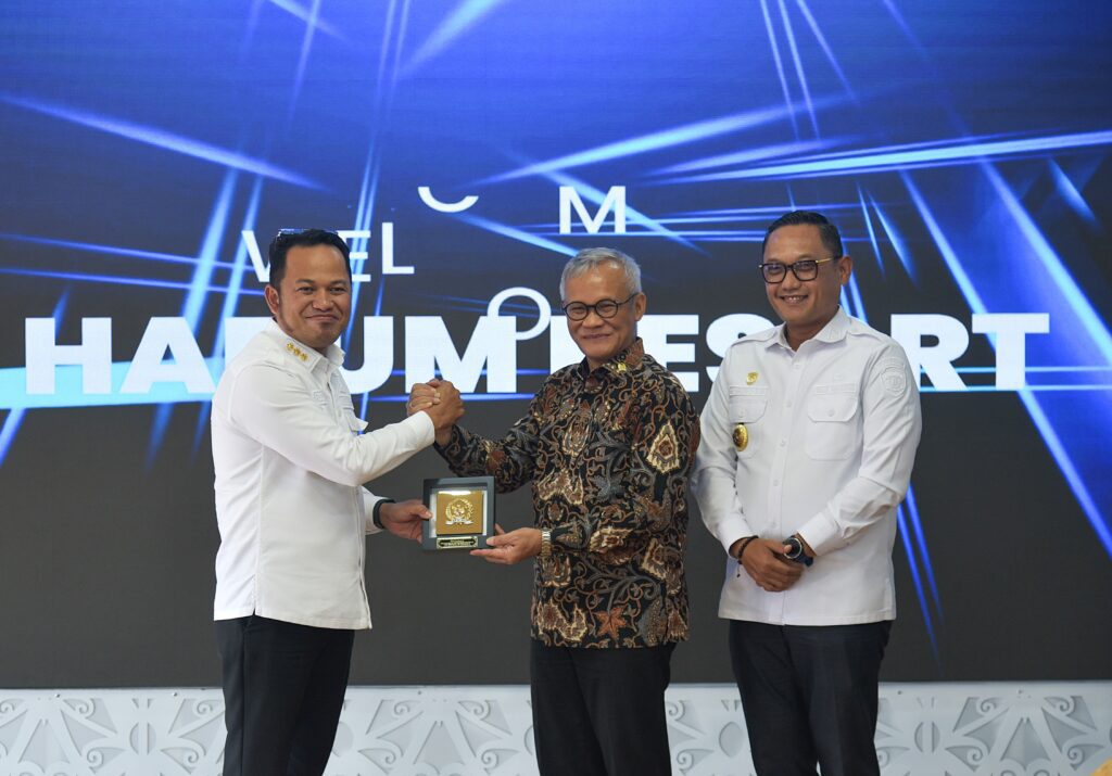 Ketua Tim Kunspek Komisi II DPR RI, Aria Bima bertukar cinderamata di sela-sela kunjungan kerja Komisi II ke BUMD, Bank Kaltimtara, Balikpapan, Kalimantan Timur (Kaltim), Kamis (22/1/2026). Foto : Eno/Andri/DPR