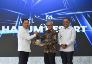 Ketua Tim Kunspek Komisi II DPR RI, Aria Bima bertukar cinderamata di sela-sela kunjungan kerja Komisi II ke BUMD, Bank Kaltimtara, Balikpapan, Kalimantan Timur (Kaltim), Kamis (22/1/2026). Foto : Eno/Andri/DPR