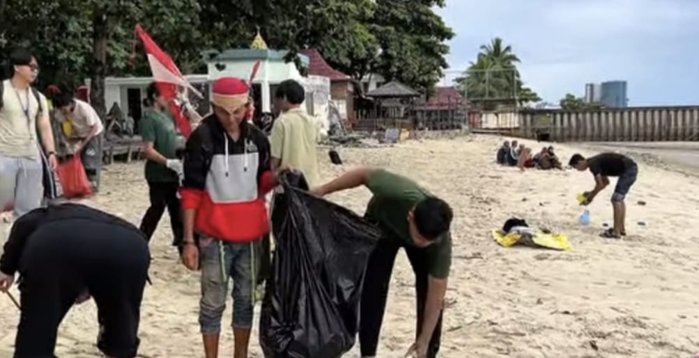 Green Generation BERAKSI (GG BERAKSI) yang digelar komunitas pemuda Green Generation Balikpapan, Kamis (1/1/2026) pagi, di Pantai Monpera Balikpapan.