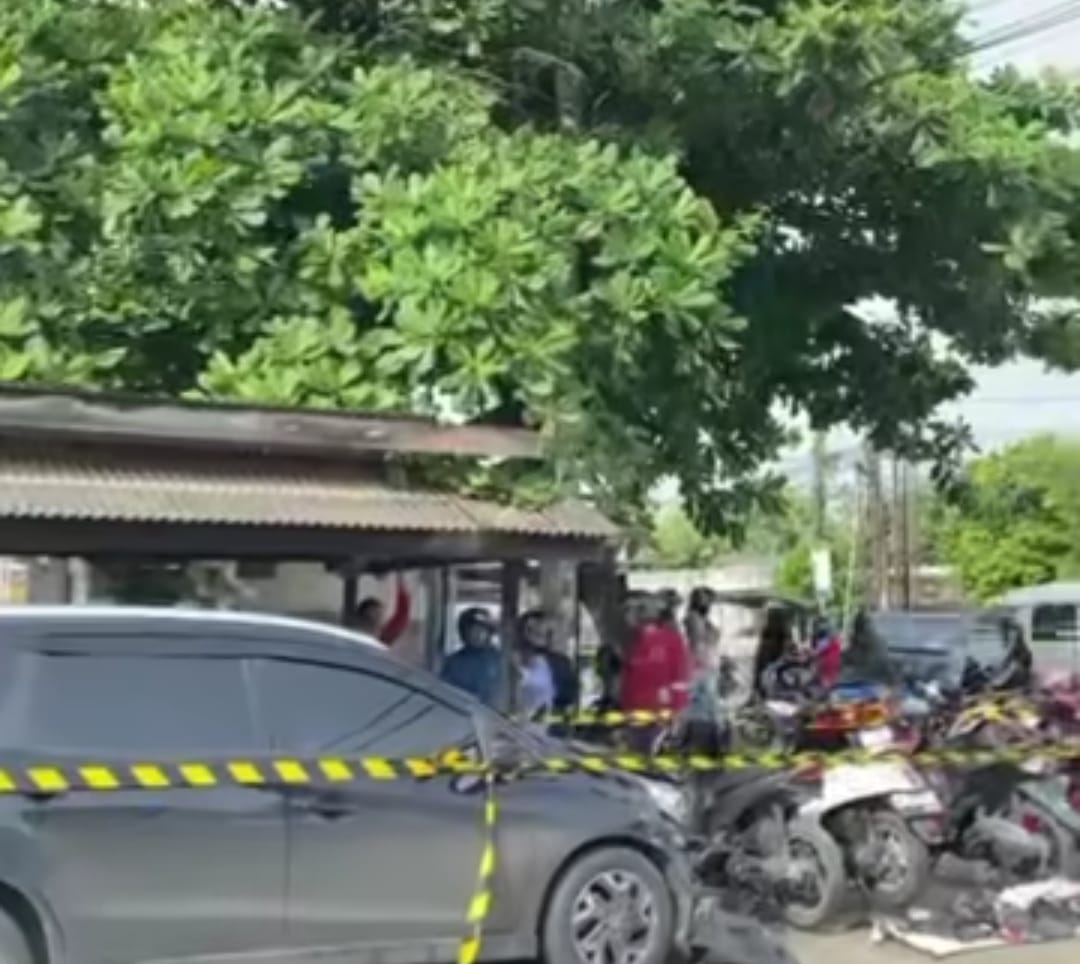 Polisi memasang Police Line di lokasi kejadian