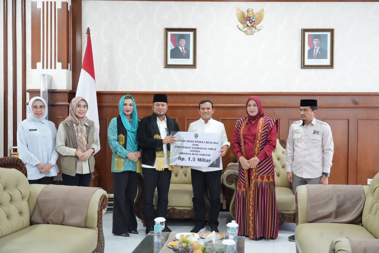 Gubernur Kaltim Rudy Mas'ud menyerahkan bantuan untuk korban banjir