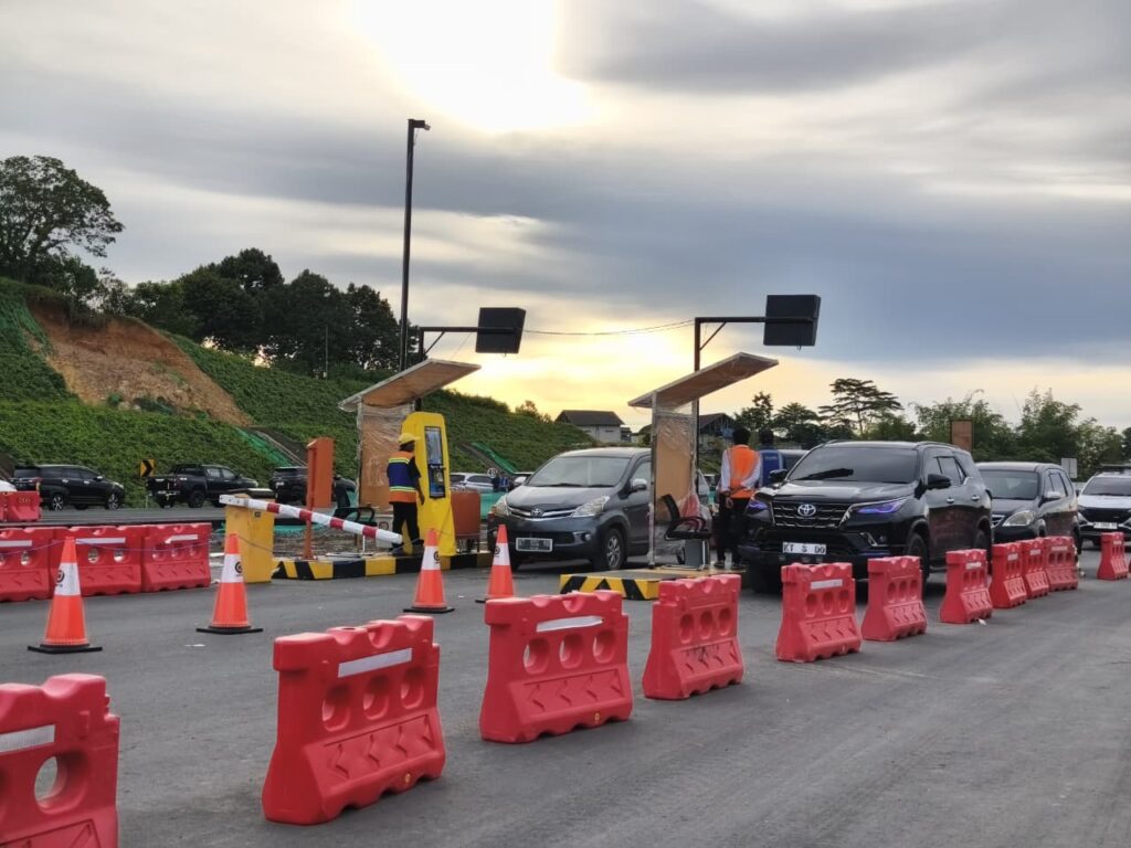 Jalur tol fungsional terbatas Kawasan Ibu Kota Nusantara (IKN) mencatat lonjakan arus kendaraan selama libur Natal dan Tahun Baru (Nataru). (Foto: Samsul/Inibalikpapan)