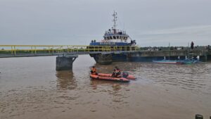 basarnas saat melakukan pencarian korban tenggelam di Sungai Mahakam