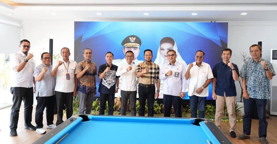 Gubernur Kaltim Rudy Mas’ud (Harum) saat menerima audiensi Kepala Otoritas Bandar Udara (Otban) Wilayah VII Ferdinan Nurdin, didampingi Corporate Communications Strategic Lion Air Group Danang Mandala Prihantoro, Muhammad Arif Johnson, serta Station Manager Lion Group SAMS Sepinggan, di Harum Resort Balikpapan, Sabtu (10/1/2026).