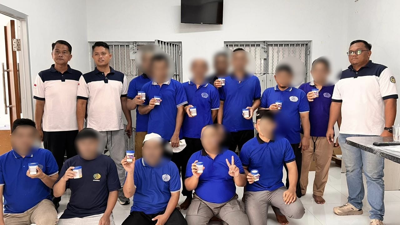 Lapas Kelas IIA Balikpapan bekerja sama dengan Badan Narkotika Nasional Kota (BNNK) Balikpapan menggelar tes urine massal bagi seluruh petugas dan warga binaan, Jumat (9/1/2026).