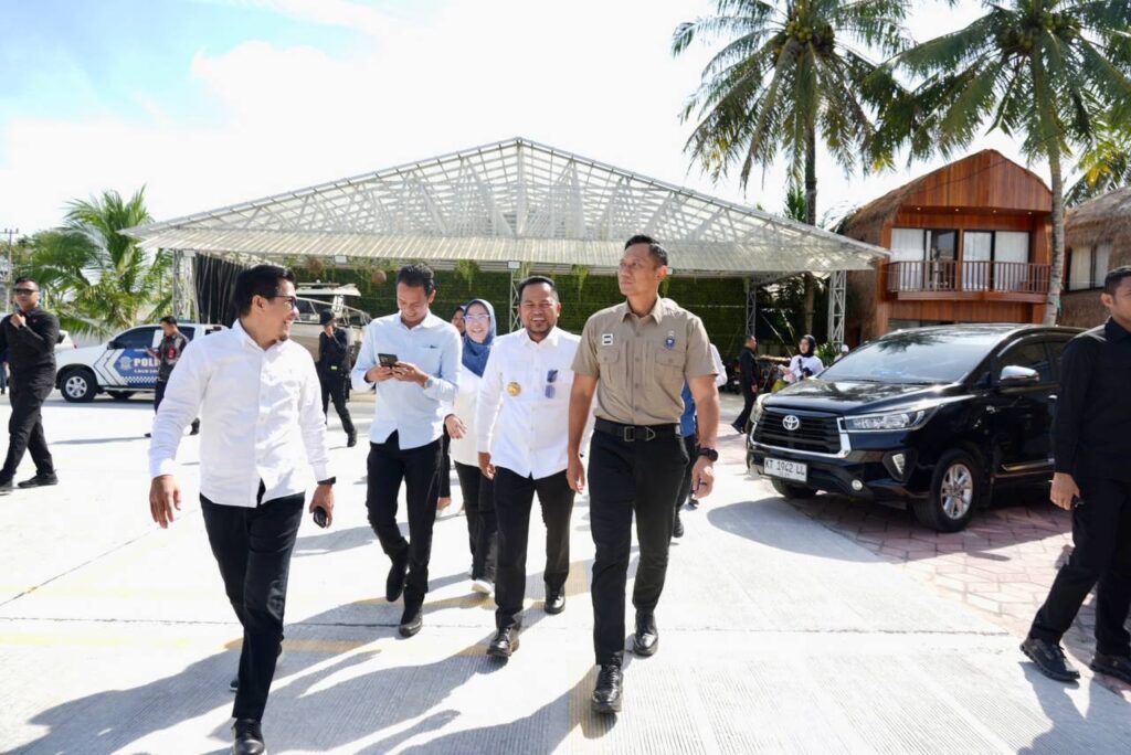 Gubernur Kalimantan Timur, Rudy Mas’ud (Harum), menyambut kedatangan Menteri Koordinator Bidang Infrastruktur dan Pembangunan Kewilayahan (Menko IPK), Agus Harimurti Yudhoyono (AHY) / Pemprov