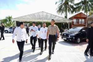 Gubernur Kalimantan Timur, Rudy Mas’ud (Harum), menyambut kedatangan Menteri Koordinator Bidang Infrastruktur dan Pembangunan Kewilayahan (Menko IPK), Agus Harimurti Yudhoyono (AHY) / Pemprov