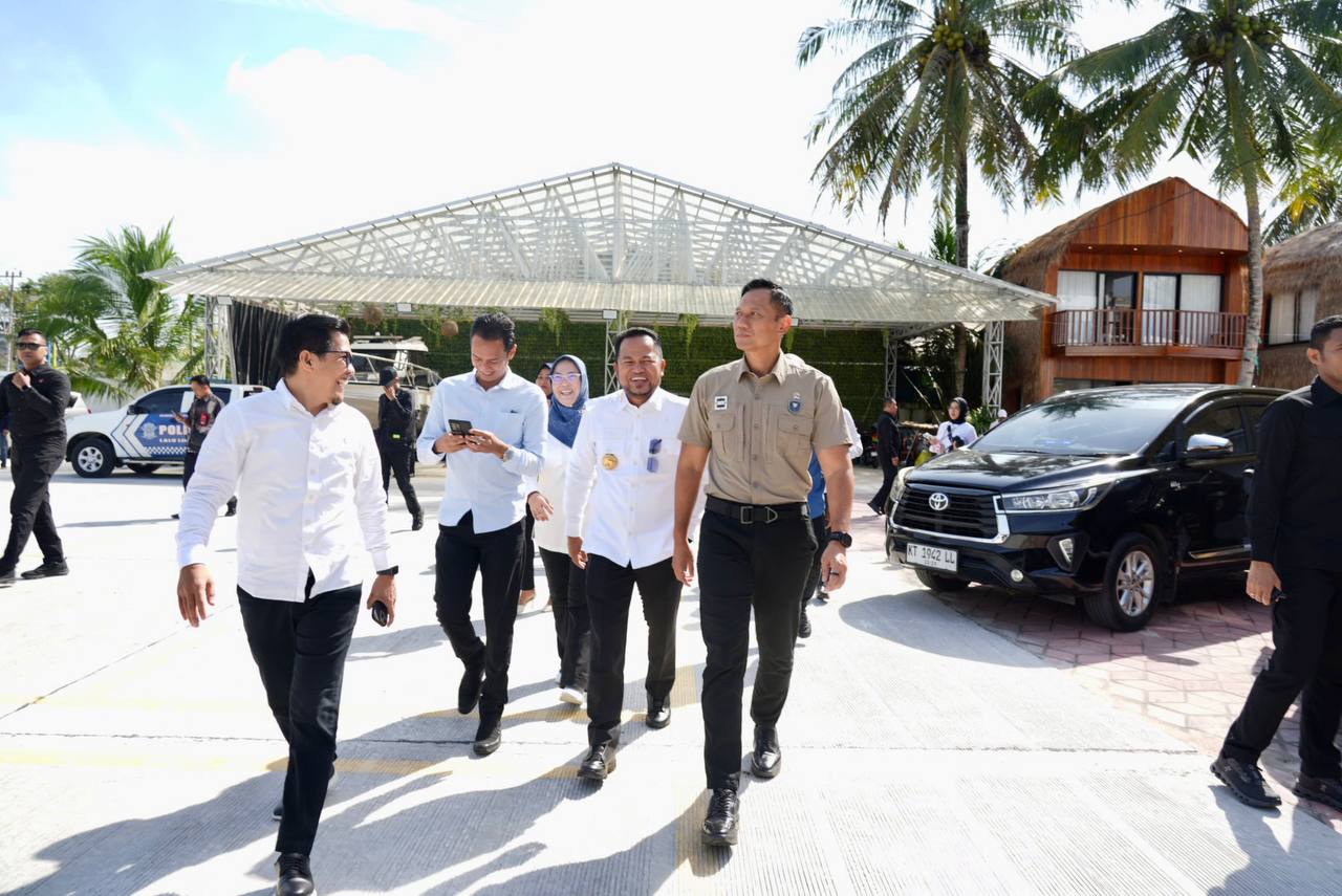 Gubernur Kalimantan Timur, Rudy Mas’ud (Harum), menyambut kedatangan Menteri Koordinator Bidang Infrastruktur dan Pembangunan Kewilayahan (Menko IPK), Agus Harimurti Yudhoyono (AHY) / Pemprov