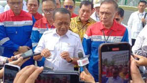 Menteri ESDM Bahlil Lahadalia saat di wawanara awak media di Balikpapan