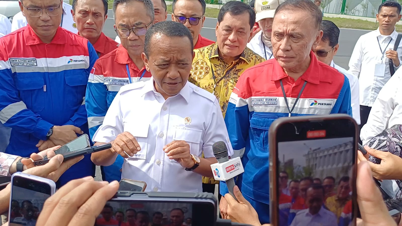 Menteri ESDM Bahlil Lahadalia saat di wawanara awak media di Balikpapan