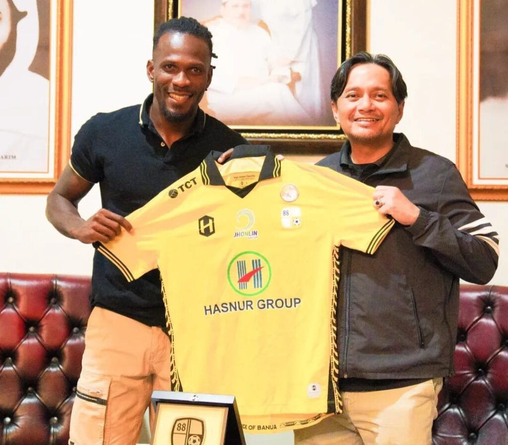 Presiden Barito Putera Hasnuryadi Sulaiman memperkenalkan Cornelius Stewart dengan jersey klub