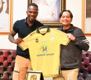 Presiden Barito Putera Hasnuryadi Sulaiman memperkenalkan Cornelius Stewart dengan jersey klub