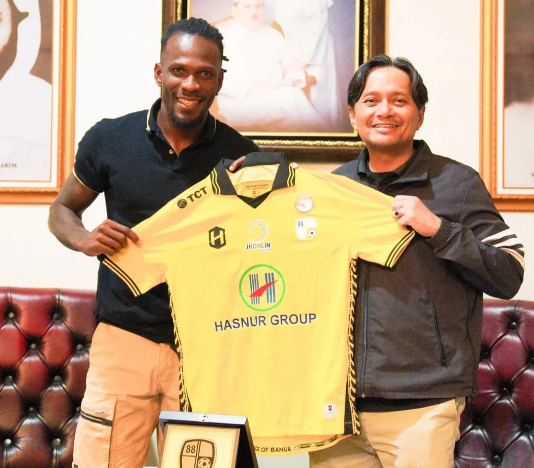 Presiden Barito Putera Hasnuryadi Sulaiman memperkenalkan Cornelius Stewart dengan jersey klub