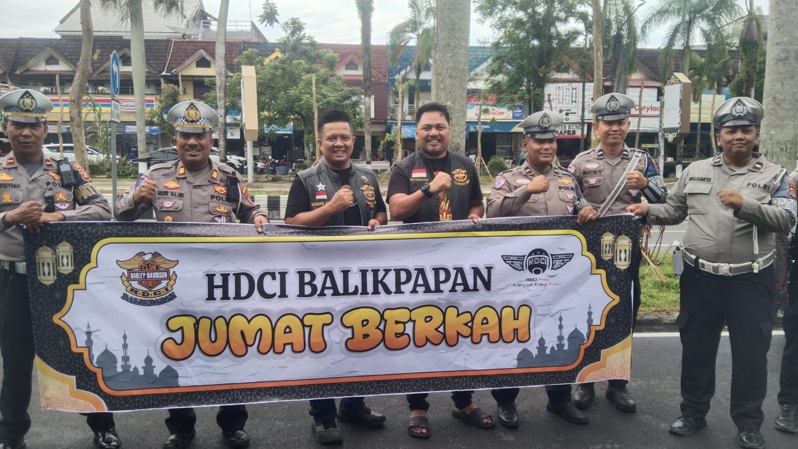 Aksi "Jumat Berkah" dengan membagikan ratusan paket nasi kotak di kawasan Balikpapan Baru, Jumat (16/1/2026)