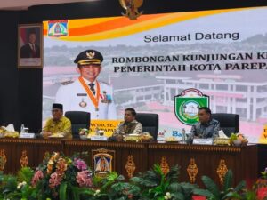 Pemerintah Kota Balikpapan menerima kunjungan kerja Pemerintah Kota Parepare yang berlangsung di Aula Balai Kota Balikpapan, Jumat (23/1/2026).