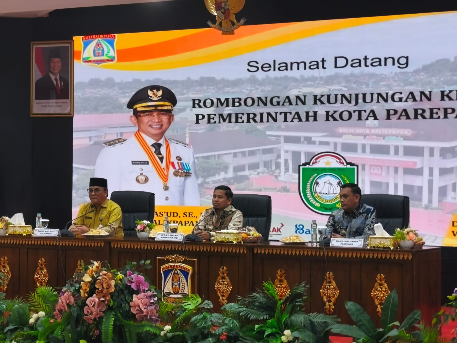 Pemerintah Kota Balikpapan menerima kunjungan kerja Pemerintah Kota Parepare yang berlangsung di Aula Balai Kota Balikpapan, Jumat (23/1/2026).