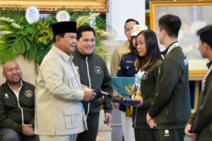 Presiden Prabowo Subianto memberikan penghargaan atas perjuangan para peraih medali SEA Games 2025 Thailand pada Kamis (8/1) di Istana Merdeka, Jakarta.(foto:Gilang/kemenpora.go.id)