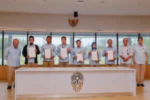 Kepala Otorita IKN Basuki Hadimuljono bersama para pejabat perbendaharaan Otorita IKN menandatangani pakta integritas sebagai komitmen mewujudkan pengelolaan keuangan negara yang akuntabel, transparan, dan bebas konflik kepentingan, seiring turunnya DIPA Otorita IKN Tahun Anggaran 2026 senilai Rp6 triliun, di Kantor Otorita IKN, Nusantara, Rabu (31/12/2025). / Humas Otoritas IKN